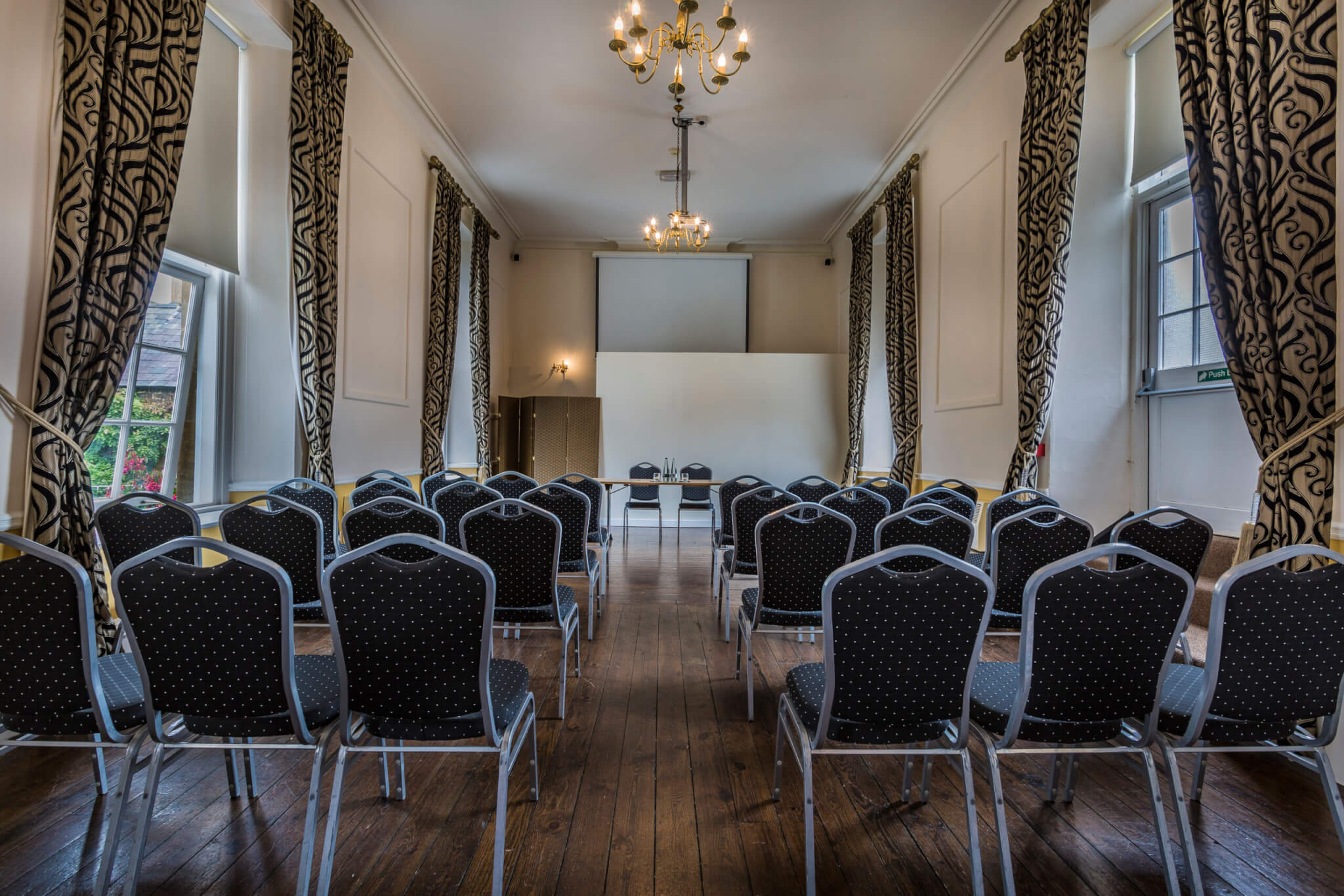 The White Hart Royal Hotel Moreton in Marsh The Oxford Lounge scaled