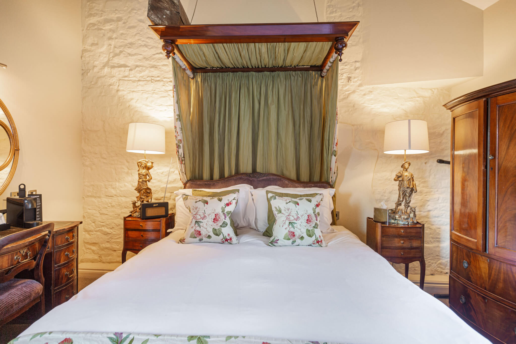 White Hart Royal Hotel Deluxe Double Room Bed scaled